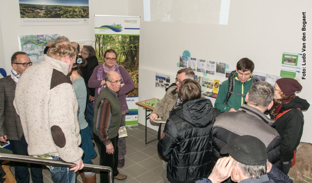 Im Anschluss an den Vortrag wurde rege diskutiert. Ein wertvoller Meinungsaustausch zwischen Projektmitarbeitern und Anwohnern. | Foto: Ludo Van den Bogaert