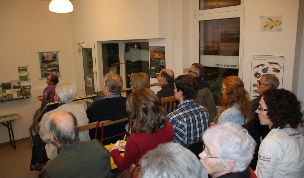 Martina Hoffmann (NABU Merseburg-Querfurt) stellte die Alte Luppe auf sachsen-anhaltischer Seite vor: die Wildbettluppe. | Foto: Maria Vlaic | NABU Sachsen